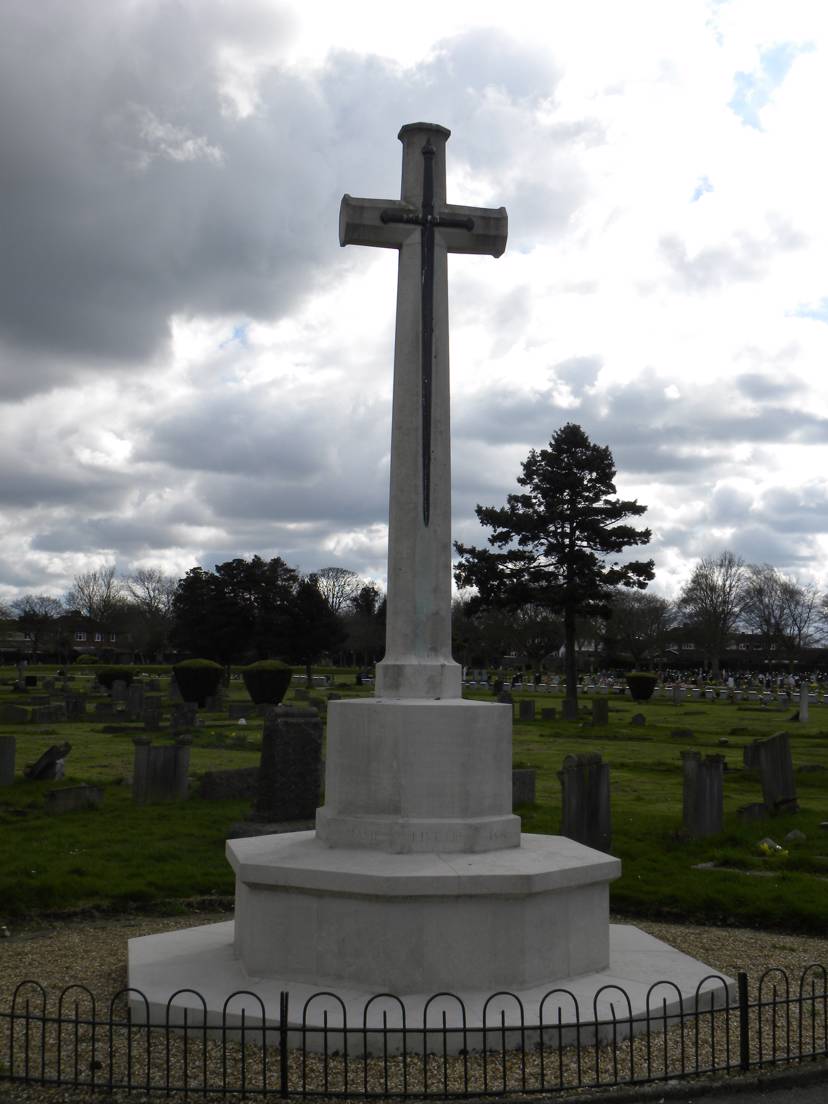 Photo of war memorial in Tring Road Cemetery in Aylesbury