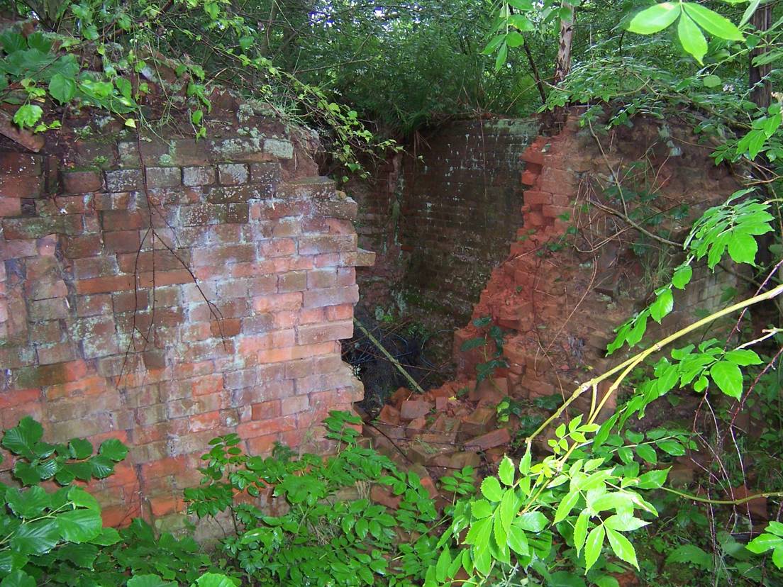 Photo of ruined brick kiln at the Froghall brickworks in Amersham