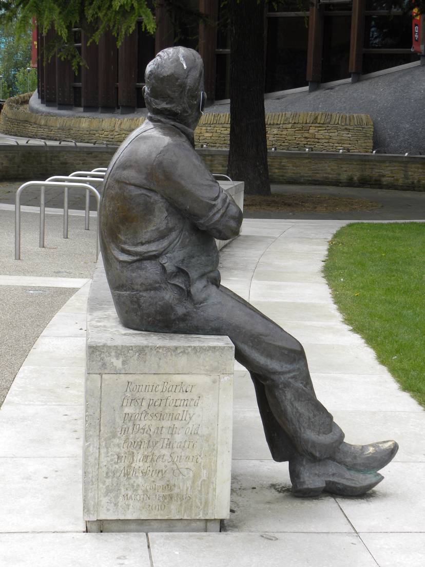 Photo of the actor Ronnie Barker outside the Waterside Theatre in Aylesbury